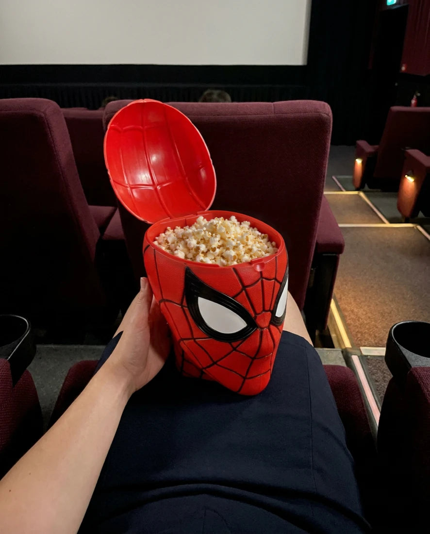 Spider-Man Eimer mit Popcorn im Kinosaal